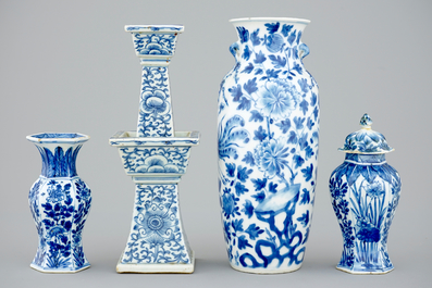 Un lot de 4 vases en porcelaine de Chine bleu et blanc, 18/19&egrave;me