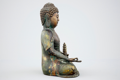 Een Sino-Tibetaanse deels verguld bronzen figuur van een gezeten Boeddha, 19e eeuw