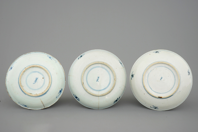 Drie Japanse blauw-witte Arita borden, 17/18e eeuw
