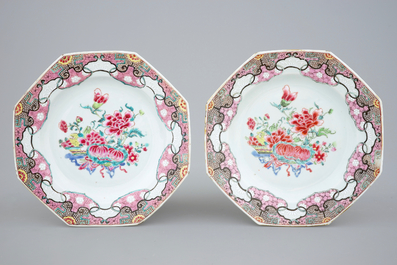 Een lot van 5 Chinese famille rose borden, 18e eeuw