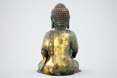 Een Sino-Tibetaanse deels verguld bronzen figuur van een gezeten Boeddha, 19e eeuw