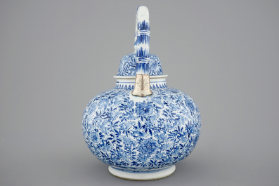 Een zeer grote blauw-witte theepot met zilveren montuur, Kangxi