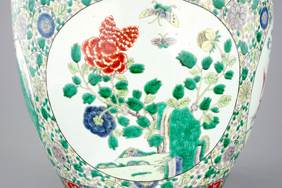 Un grand bol &agrave; poissons en porcelaine de Chine famille verte, 19&egrave;me