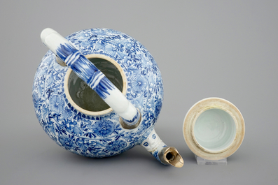 Een zeer grote blauw-witte theepot met zilveren montuur, Kangxi