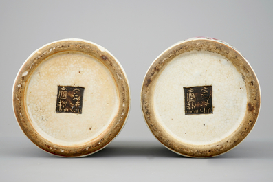 Een fraai gespiegeld paar Chinese Nanking vazen in famille rose, 19e eeuw