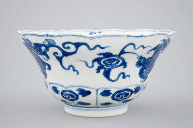 Een kom en een bord in blauw-wit Chinees porselein, Kangxi