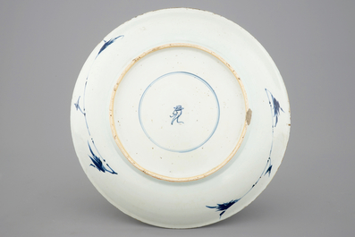 Een blauw-witte Chinese schotel met floraal decor, Kangxi