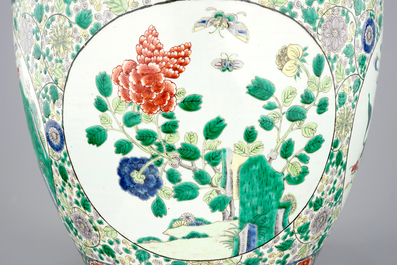 Un grand bol &agrave; poissons en porcelaine de Chine famille verte, 19&egrave;me