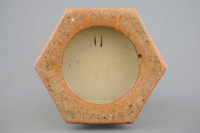 Een zeshoekige Chinese vaas met qianjiang cai decor, 19/20e eeuw