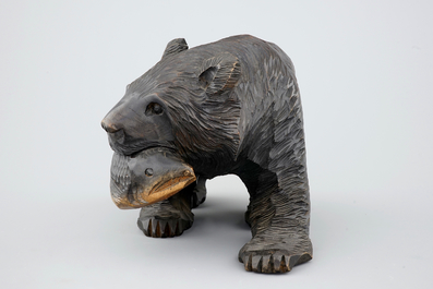 Un ours en bois sculpt&eacute; et patin&eacute;, peuple A&iuml;nou, Japon, d&eacute;but du 20&egrave;me