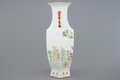 Een zeshoekige Chinese vaas met qianjiang cai decor, 19/20e eeuw