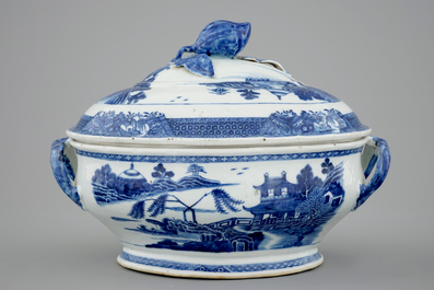Een Chinese blauw-witte export porseleinen terrine op onderschaal, Qianlong, 18e eeuw