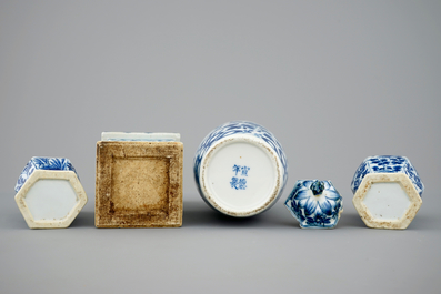 A lot of 4 various Chinese blue and white vases, 18/19th C.