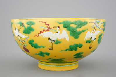 Een Chinese kom met kraanvogels op gele fondkleur, 19/20e eeuw