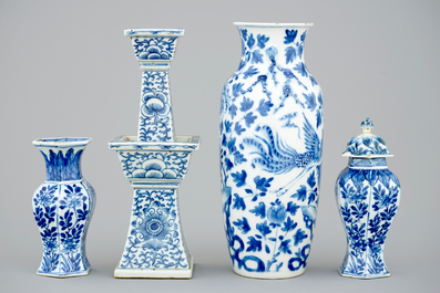 A lot of 4 various Chinese blue and white vases, 18/19th C.