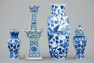 A lot of 4 various Chinese blue and white vases, 18/19th C.