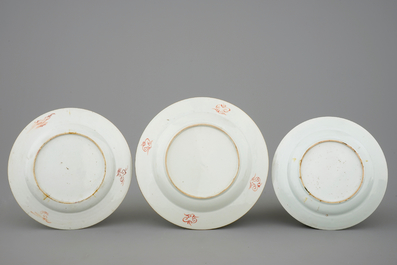 Un lot de 3 assiettes en porcelaine de Chine famille rose, Yongzheng/Qianlong, 18&egrave;me