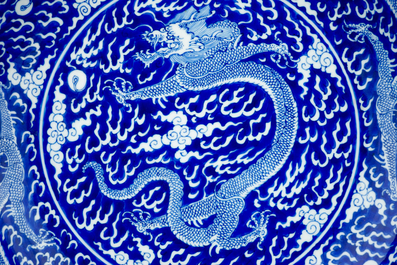 Een paar Chinese blauw-witte drakenschotels, Kangxi merk en periode