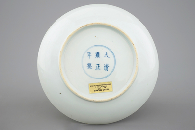 Une assiette en porcelaine de Chine famille rose aux canards, 19&egrave;me