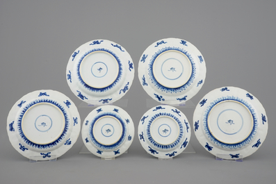 Een set van 6 blauw-witte Chinese borden met floraal decor, Kangxi, 18e eeuw