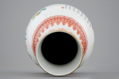 Un vase en porcelaine de Chine famille rose &agrave; d&eacute;cor d'un paon, 20&egrave;me