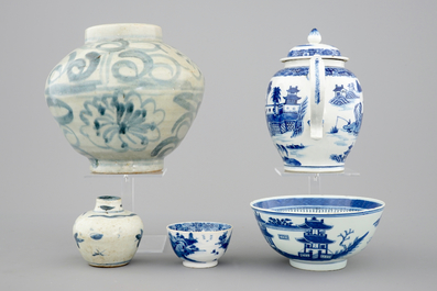 A varied collection of Chinese blue and white porcelain, 16/19th C.