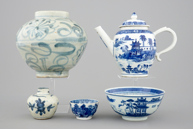 Een gevarieerde collectie blauw-wit Chinees porselein, 16/19e eeuw