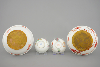 Deux bols et deux bougeoirs en porcelaine de Chine famille rose, 19&egrave;me