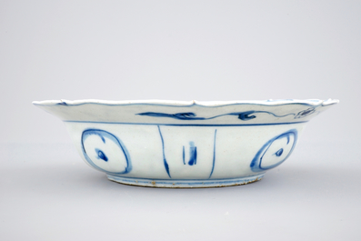 Un bol de type &quot;klapmuts&quot; en porcelaine de Chine bleu et blanc de type Kraak, Wanli, 1573-1619