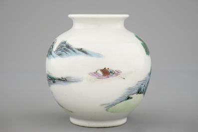 Un vase famille rose en porcelaine de Chine, marque de Hongxian
