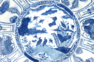 Un tr&egrave;s grand plat en porcelaine de Chine bleu et blanc de type Kraak, 17&egrave;me