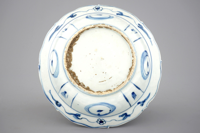 Un bol de type &quot;klapmuts&quot; en porcelaine de Chine bleu et blanc de type Kraak, Wanli, 1573-1619