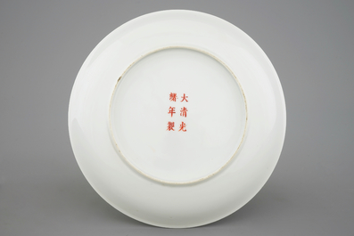 Een fijn famille rose bord met chrysanten, Guangxu merk en periode