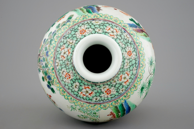 Un vase en porcelaine de Chine famille verte &agrave; d&eacute;cor de lettr&eacute;s dans un jardin, 19&egrave;me