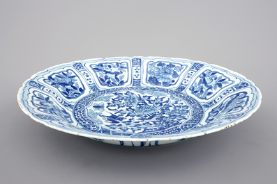 Un grand plat en porcelaine de Chine bleu et blanc de type Kraak, 17&egrave;me