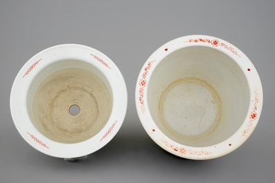 Two Chinese porcelain flower pots and a wucai bowl, 19/20th C.