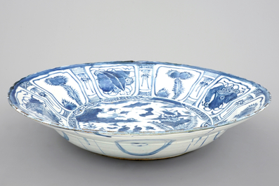 Un tr&egrave;s grand plat en porcelaine de Chine bleu et blanc de type Kraak, 17&egrave;me