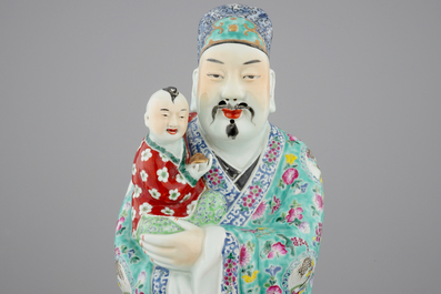 Een grote Chinese famille rose figuur van een onsterfelijke, 19/20e eeuw