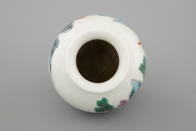 Un vase famille rose en porcelaine de Chine, marque de Hongxian