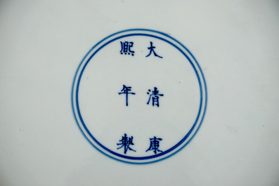 Een paar Chinese blauw-witte drakenschotels, Kangxi merk en periode