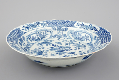 A large Chinese Kraak porcelain &quot;Klapmuts&quot; bowl, 17th C.