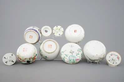 A Chinese famille rose teapot and four covered boxes, 19/20th C.