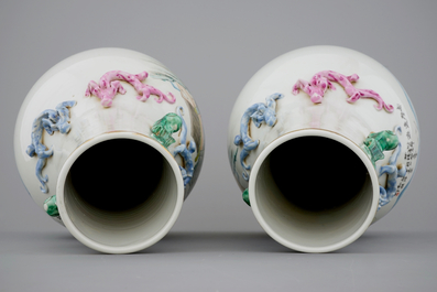 Une paire de vases en porcelaine de Chine &agrave; d&eacute;cor de paysages, d&eacute;but du 20&egrave;me