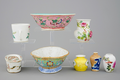 A collection of 9 various Chinese porcelain objects, famille rose and Qianjiang cai, 19/20th C.