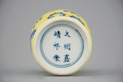 Een Chinees porseleinen vaas met blauwe draak op gele fondkleur, 19/20e eeuw