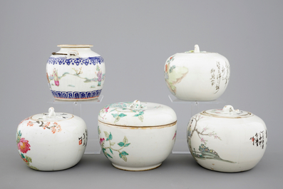 A Chinese famille rose teapot and four covered boxes, 19/20th C.