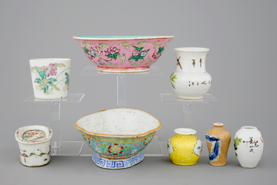 Een collectie van 9 Chinese objecten, famille rose en Qianjiang cai, 19/20e eeuw