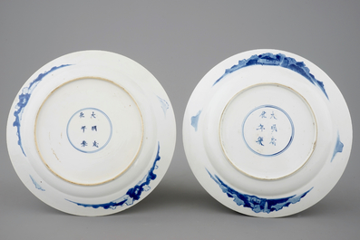 Deux assiettes en porcelaine de Chine bleu et blanc, marque de Chenghua, &eacute;poque Kangxi