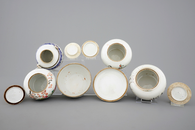 A Chinese famille rose teapot and four covered boxes, 19/20th C.
