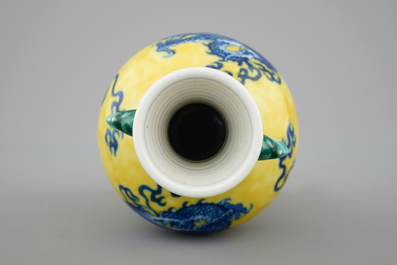 Un vase en porcelaine de Chine &agrave; d&eacute;cor d'un dragon en bleu et blanc sur fond jaune, 19/20&egrave;me
